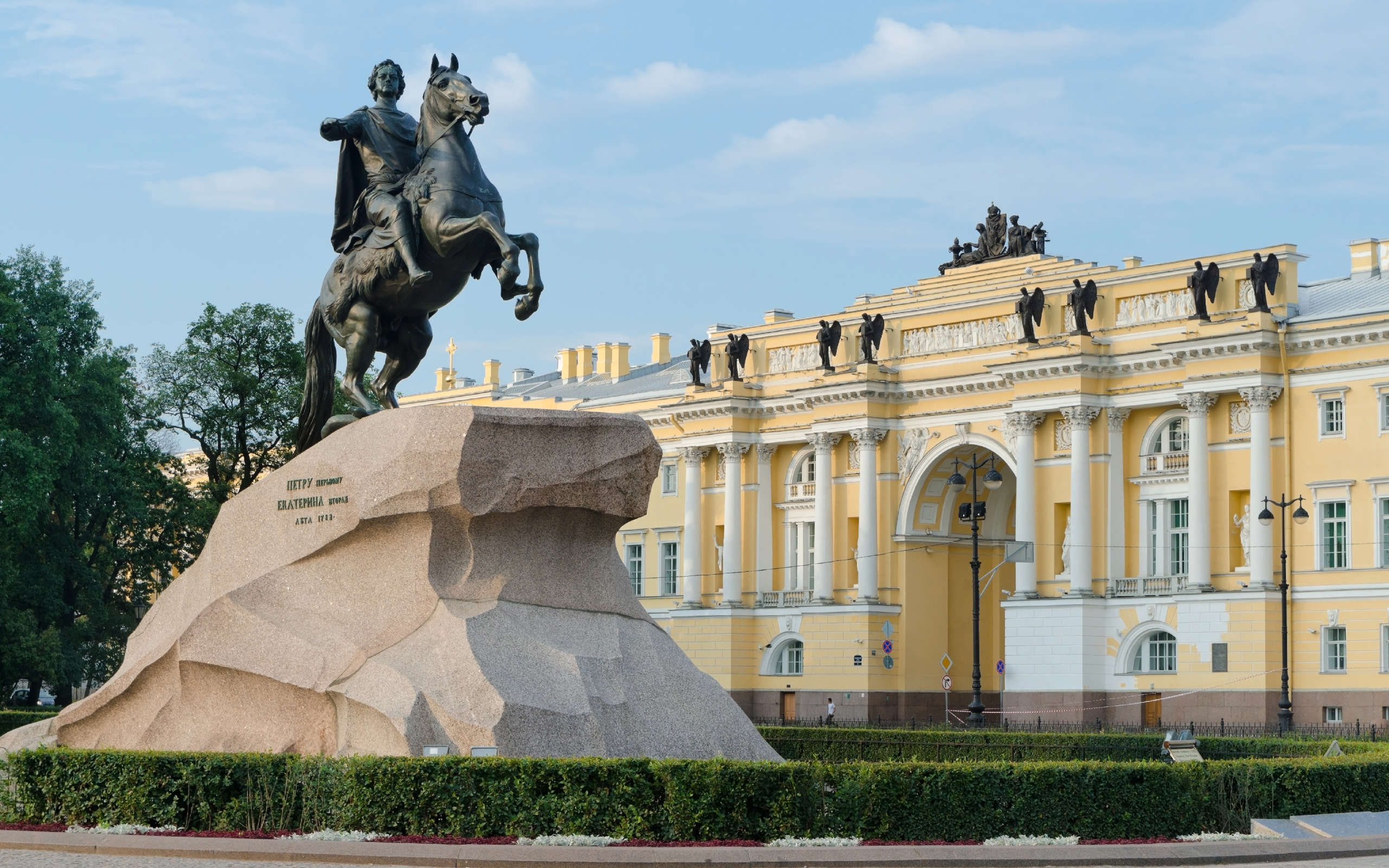 Медный всадник в санкт петербурге. Медный всадник памятник в Санкт-Петербурге. Памятник медный всадник на Сенатской площади. Питер летом медный всадник. Медный всадник в Санкт-Петербурге осенью.