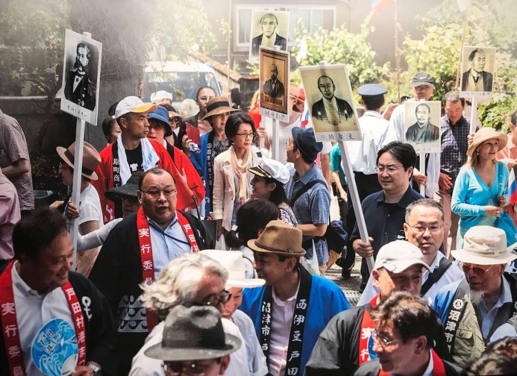 Торжественное шествие по улице Путятина в Японии