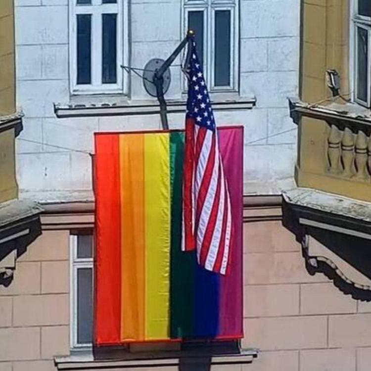 Радужный флаг посольства США